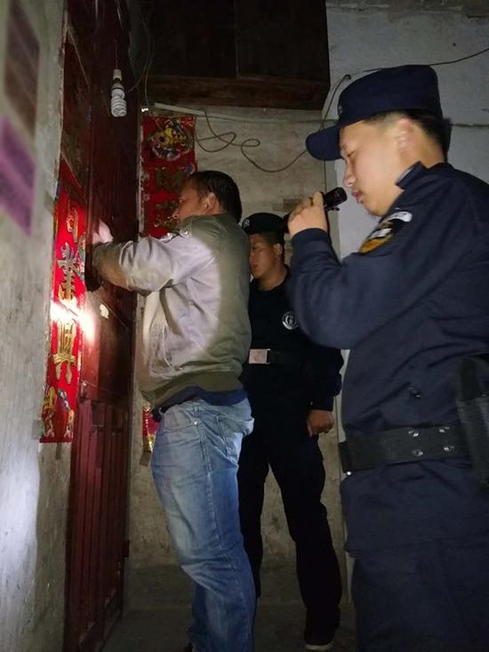 莱芜粗心妈妈误将幼女锁家中 民警全城寻开锁师傅开门