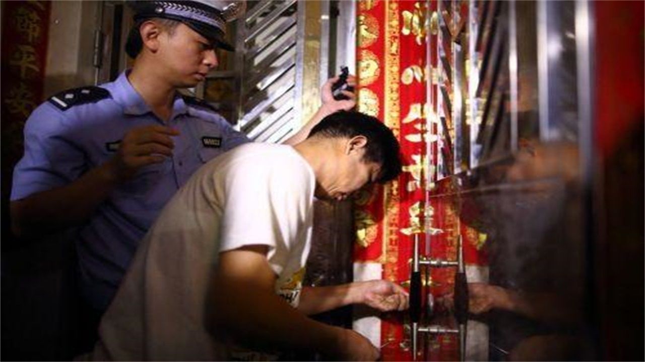 莱芜请开锁师傅开了锁后，师傅为什么一般都不进门，就算主人请也不进去？